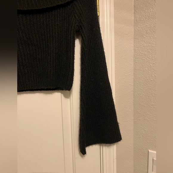 HYFVE bell sleeve off-the-shoulder ribbed sweater - Picture 4 of 9